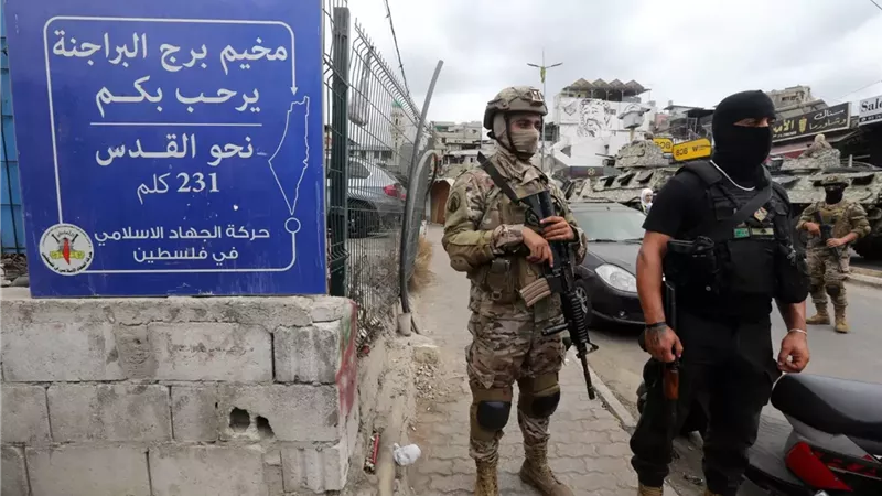 لبنان يتسلم الدفعة الثالثة من أسلحة منظمة التحرير في بيروت