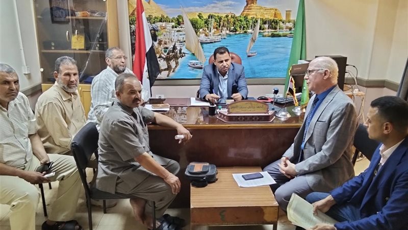 مدير عام إدارة إطسا التعليمية أثناء اللقاء