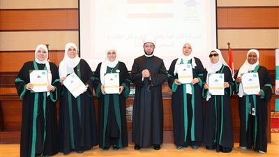 وزير الأوقاف يكرِّم واعظات المجموعة الثالثة بختام دورة 