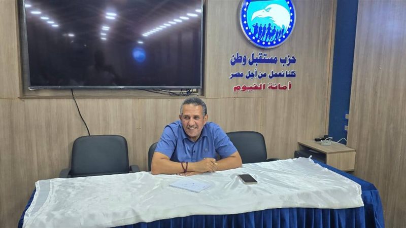 النائب عبد القادر الجارحي امين الحزب اثناء الاجتماع