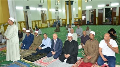 محافظ الأقصر يشارك المواطنين الاحتفال بالمولد النبوي في مسجد السيد يوسف
