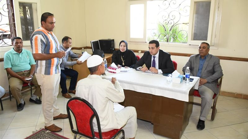 نائب محافظ الفيوم أثناء لقاء خدمة المواطنين