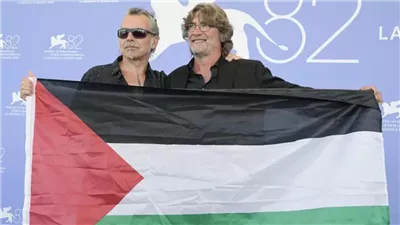 مغني الروك الإيطالي الشهير بييرو بيلو يتضامن مع فلسطين في مهرجان فينيسيا