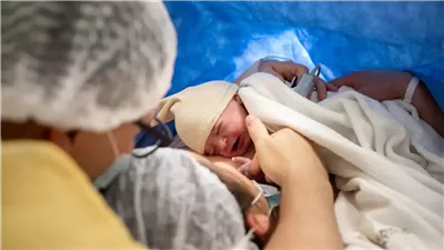 الولادة القيصرية تحت الضوء.. فما هي مخاطرها علي الأم والطفل؟ 