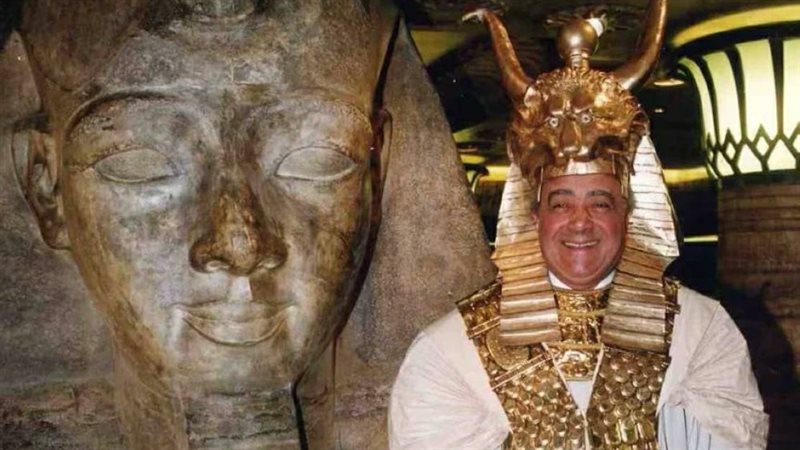  سقوط تمثال محمد الفايد في لندن.. ما القصة؟
