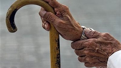 عندى ٧٠ سنة وأولادي بيعاملوني وحش؟.. أستاذ علم نفس يوضح المسألة