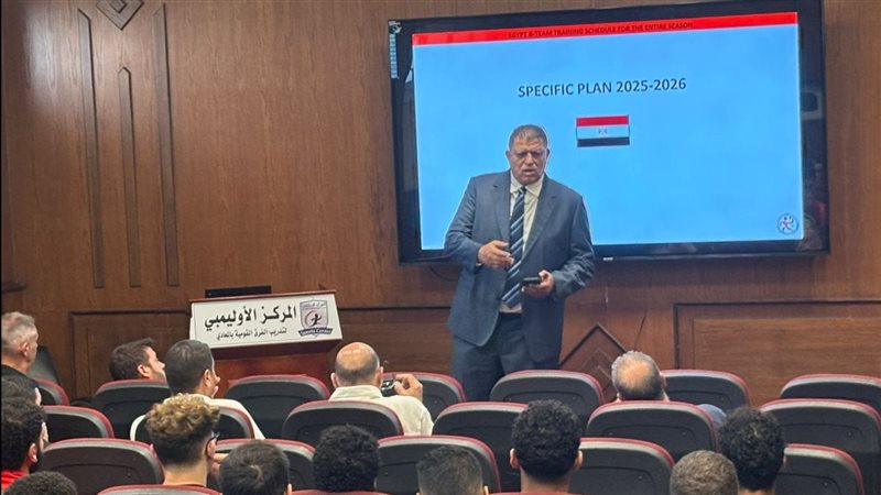 رئيس اتحاد اليد يحاضر لاعبي المنتخب