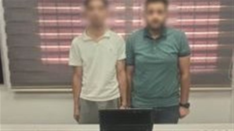 المتهمان عقب القبض عليهما