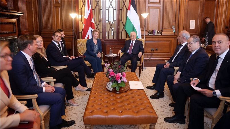 محمود عباس يلتقي وزير الخارجية البريطانية الجديدة في لندن