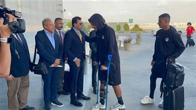 «بالعكاز».. عمر مرموش يعود مصابًا إلى القاهرة