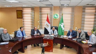 محافظ الشرقية يناقش الدراسات مشروع تغطية جزء من مصرف النعامنة بمنيا القمح