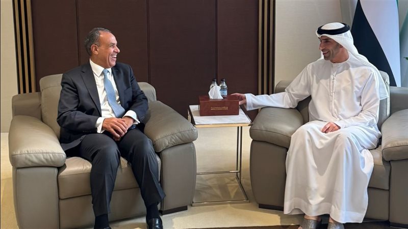 وزير الخارجية مع وزير التجارة الخارجية بالإمارات