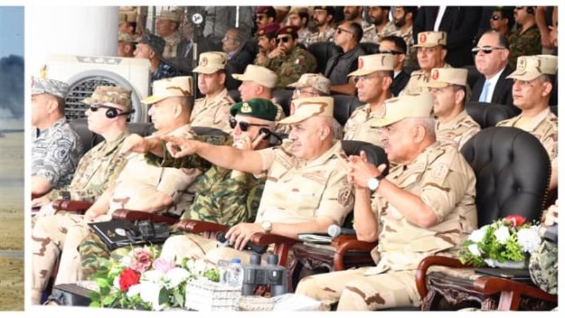 القائد العام للقوات المسلحة يشهد تدريب النجم الساطع