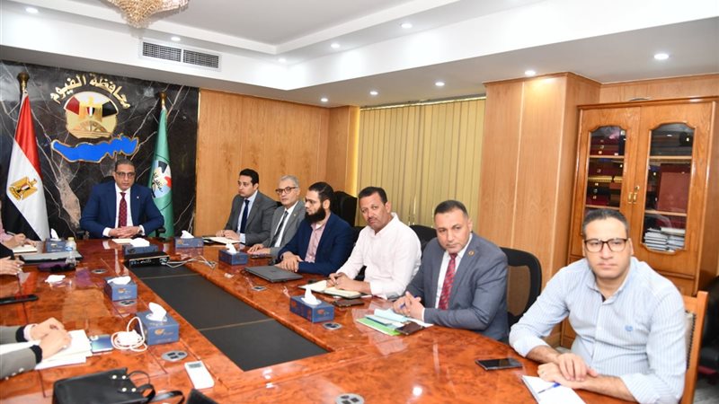 محافظ الفيوم أثناء اللقاء