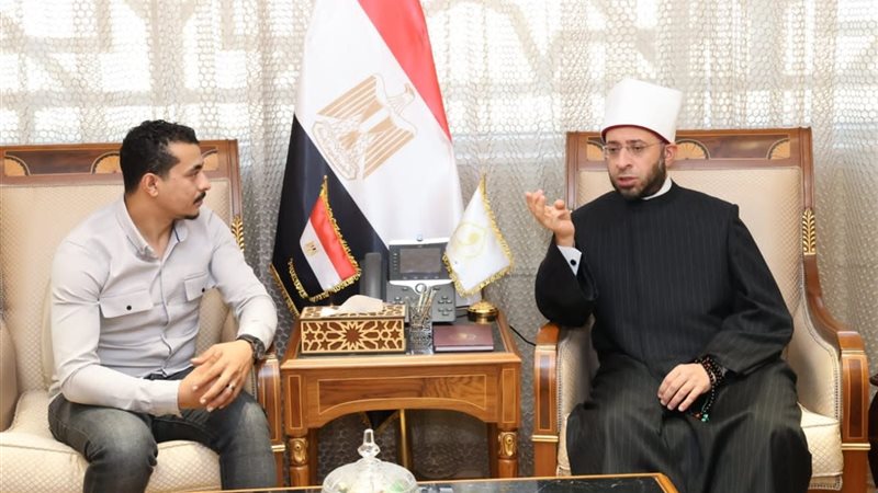 وزير الأوقاف يستقبل نجل الشهيد خالد عبدالعال