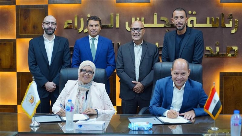 جانب من التوقيع 