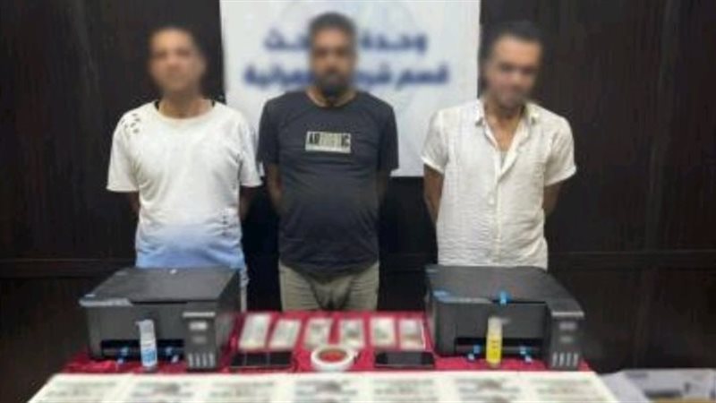 المتهمون عقب ضبطهم 