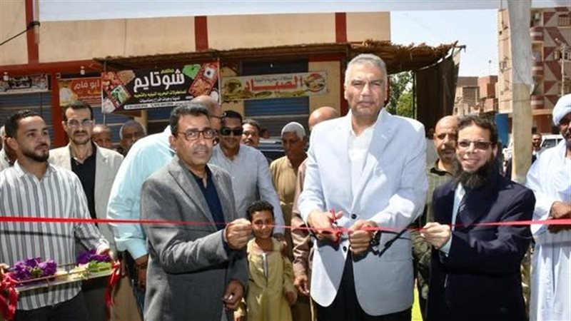محافظ أسوان يفتتح معرض أهلاً مدارس بدراو 