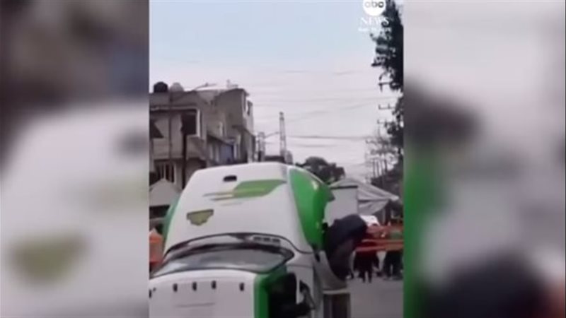 حفرة تبتلع شاحنة صودا في المكسيك 