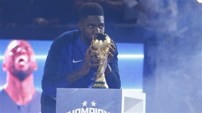 صامويل أومتيتي.. بطل العالم يقرر تعليق حذاءه في سن مبكر