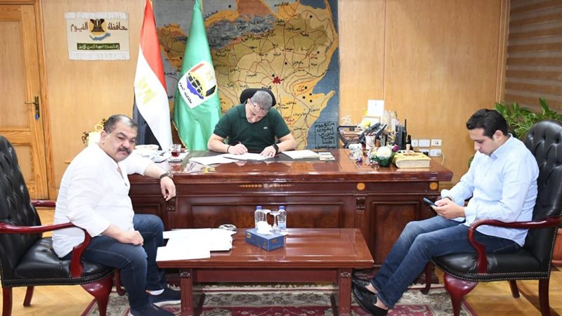 محافظ الفيوم أثناء أستقبال النواب 