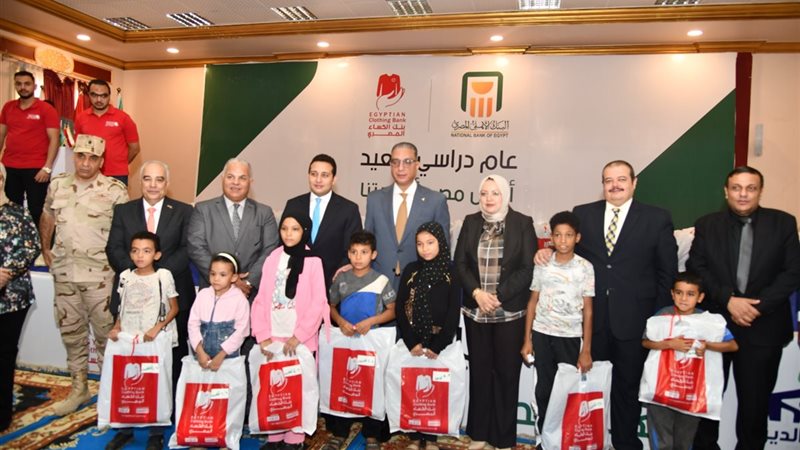 محافظ الفيوم اثناء التوزيع