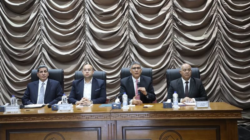 لقاء محافظ الجيزة بعدد من المستثمرين