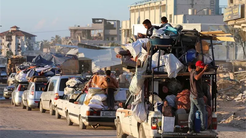 فلسطينيون نازحون يفرون من الانتهاكات الإسرائيلية - أرشيفية