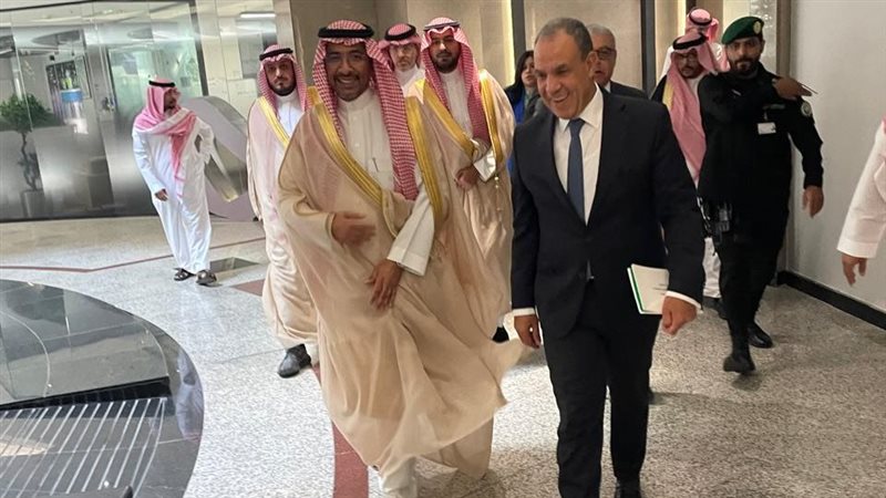 وزير الخارجية يصل السعودية