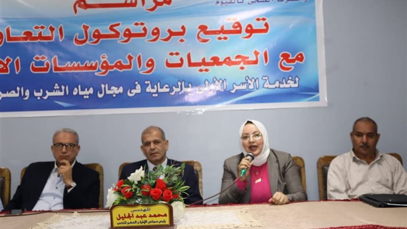 أثناء توقيع العقود