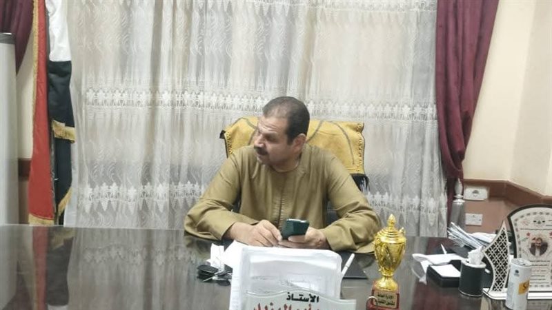 مدير إدارة اخميم شرق يتابع الخطابات