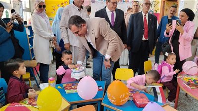 في أول يوم دراسة.. وكيل تعليم دمياط وسط الطلاب بطابور الصباح