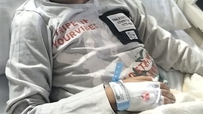 رحلة تنزه تتحول إلى مأساة.. طوبة طائشة تصيب طفلًا داخل قطار بالمنوفية