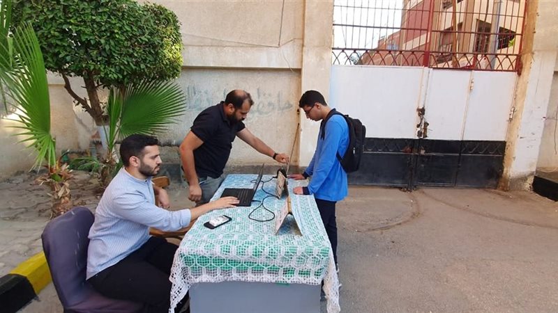 جانب من تسجيل الطلاب في أول يوم مدرسة 