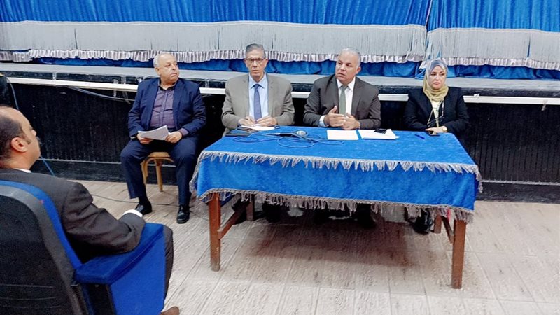 وكيل وزارة تعليم الفيوم اثناء الاجتماع