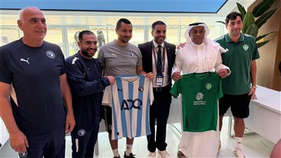 تبادل الهدايا بين بيراميدز والأهلي السعودي قبل مواجهة كأس الإنتركونتيننتال