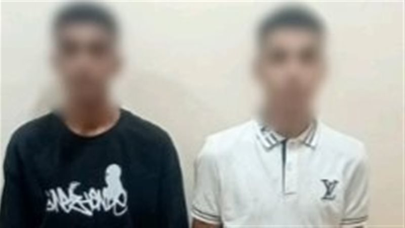 المتهمان عقب ضبطهما 