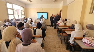 فيديو يثير الجدل لمديرة مدرسة تغلق الأبواب أمام الطالبات وتمنعهم من الدخول بالمنوفية