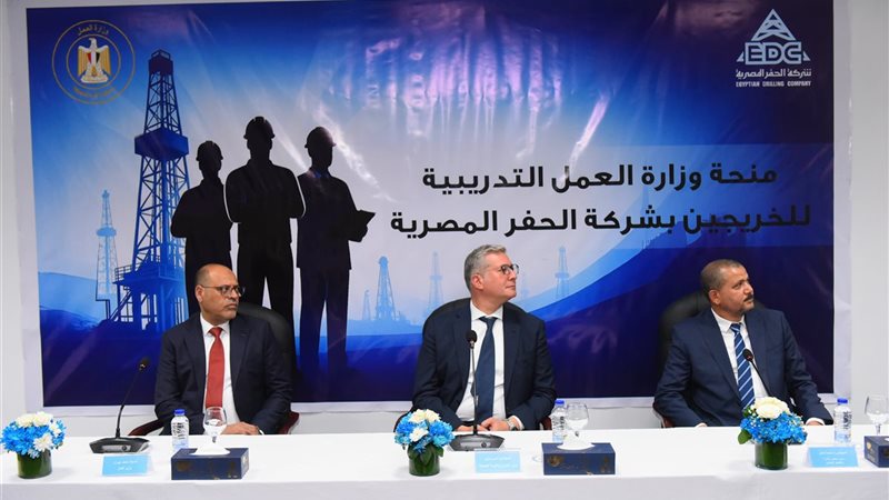 خلال تسليم الشهادات