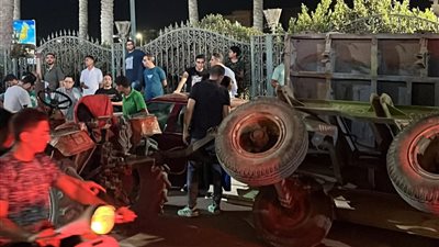 انقلاب جرار محمل بالأخشاب يتسبب في تعطيل حركة المرور بطريق نادي الصيد بالمحلة