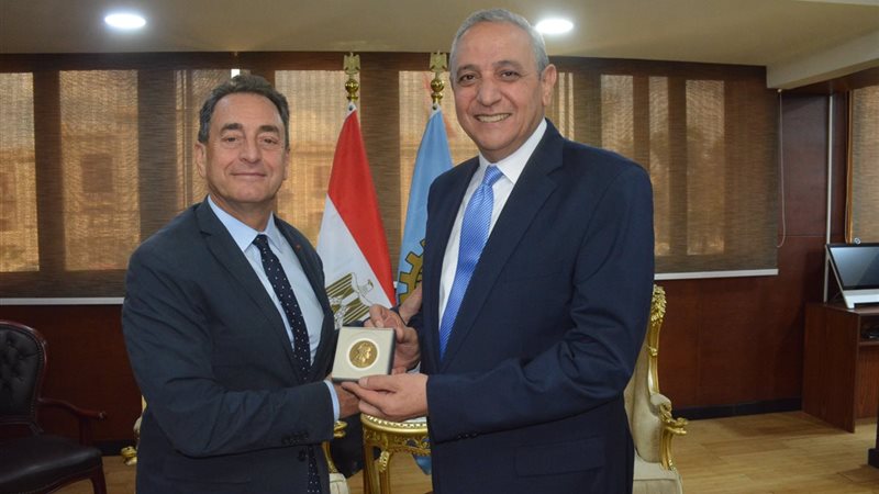 محافظ الغربية مع السفير الفرنسي