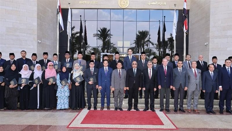 صورة تذكارية لوزير العدل عقب تكريمه الوفد القضائر الماليزى