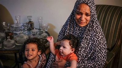 أسرة فلسطينية مشردة تضطر للعيش بجوار النفايات بغزة بعد القصف الإسرائيلي