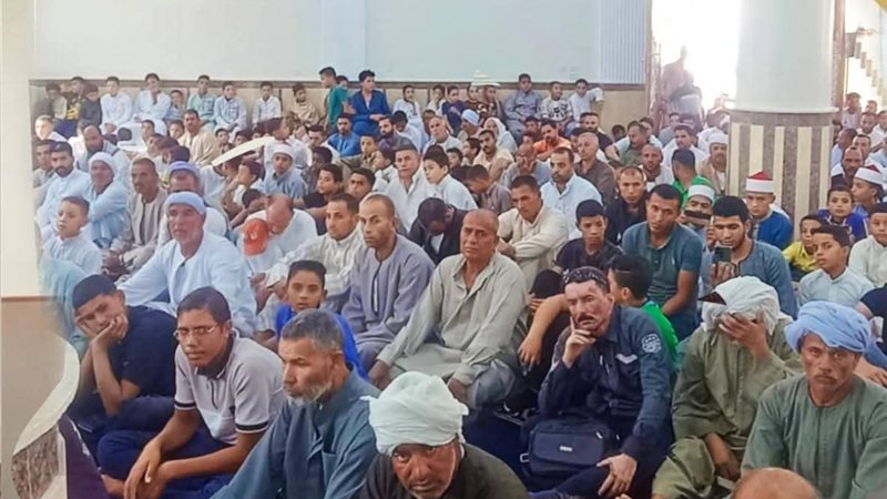 جانب المصلين أثناء افتتاح المسجد
