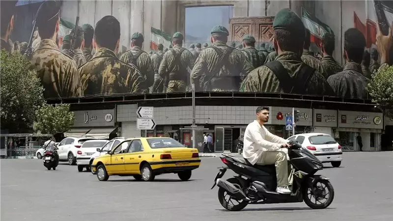 لافتة للحرس الثوري في شارع بطهران