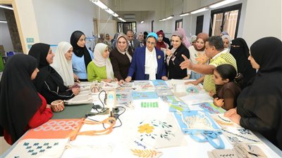 رئيسة القومي للمرأة: مشغل كفر الترعة يبرز إبداع السيدات في الحرف اليدوية