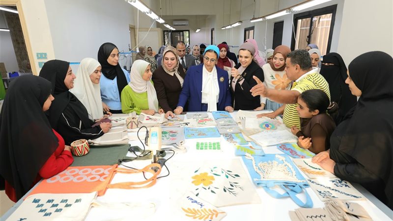 رئيسة القومي للمرأة تتفقد مشغل كفر الترعة