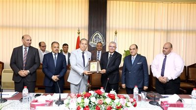محافظ الشرقية يُشارك اجتماع مجلس جامعة الزقازيق ويشيد بدورها في تقديم رسالتها التعليمية