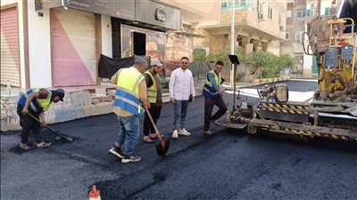 رئيس مدينة سفاجا يتفقد أعمال الرصف ضمن خطة تطوير البنية التحتية