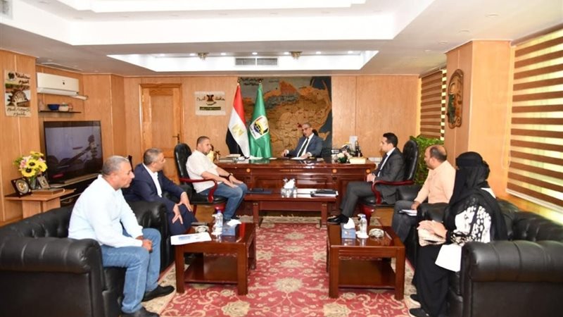 محافظ الفيوم أثناء اللقاء